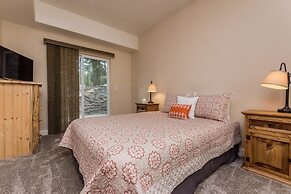 Mammoth Gateway Village 11