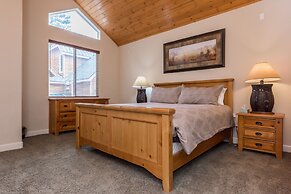 Mammoth Gateway Village 11