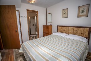 Mountain Air 3 Bedroom Cabin by RedAwning