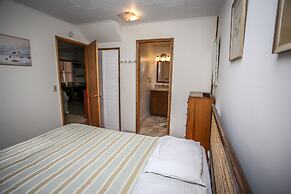 Mountain Air 3 Bedroom Cabin by RedAwning