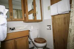 Mountain Air 3 Bedroom Cabin by RedAwning