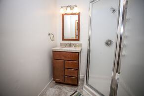 Mountain Air 3 Bedroom Cabin by RedAwning