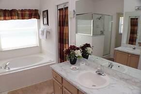 Sun Kissed Delight! Lovely Pool & Spa! 4 Bedroom Home by RedAwning