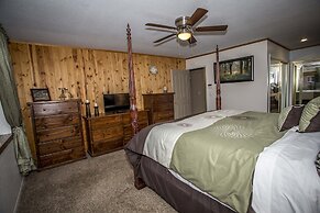 Majestic Pines 3 Bedroom Apts by RedAwning