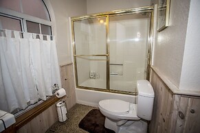 Majestic Pines 3 Bedroom Apts by RedAwning