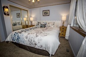 Majestic Pines 3 Bedroom Apts by RedAwning