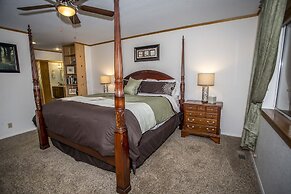 Majestic Pines 3 Bedroom Apts by RedAwning