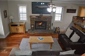 Snow Summit Getaway 3 Bedroom Apts by RedAwning