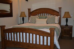 Snow Summit Getaway 3 Bedroom Apts by RedAwning