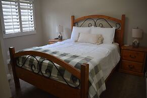 Snow Summit Getaway 3 Bedroom Apts by RedAwning