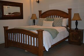 Snow Summit Getaway 3 Bedroom Apts by RedAwning