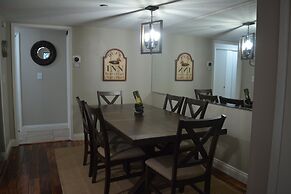 Snow Summit Getaway 3 Bedroom Apts by RedAwning