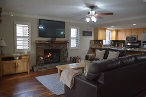 Snow Summit Getaway 3 Bedroom Apts by RedAwning