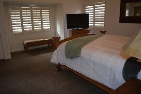 Snow Summit Getaway 3 Bedroom Apts by RedAwning