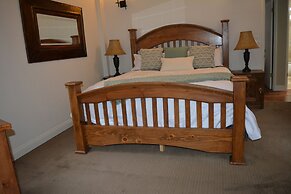 Snow Summit Getaway 3 Bedroom Apts by RedAwning