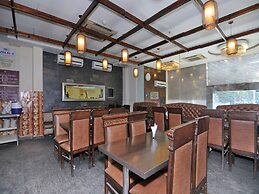 OYO 5270 Sam Hotel