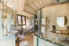 TreeHouse Villas - Adults Only