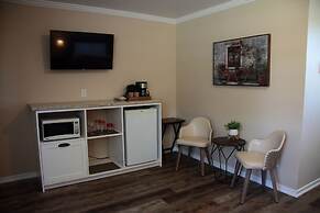 Carleton Inn and Cottages