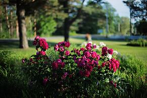 Carleton Inn and Cottages