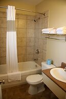 Carleton Inn and Cottages