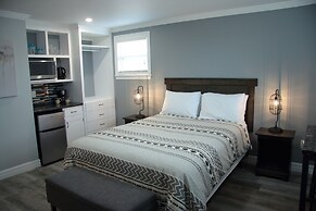 Carleton Inn and Cottages