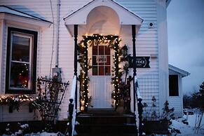 Carleton Inn and Cottages