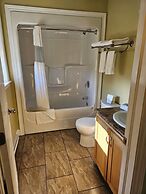 Carleton Inn and Cottages