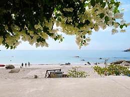 Blue Anchor Lodge & Cafe-Binh Ba Island