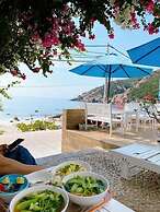 Blue Anchor Lodge & Cafe-Binh Ba Island