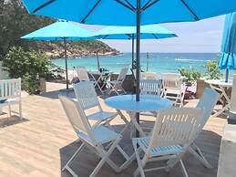Blue Anchor Lodge & Cafe-Binh Ba Island