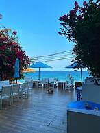 Blue Anchor Lodge & Cafe-Binh Ba Island