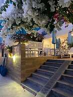 Blue Anchor Lodge & Cafe-Binh Ba Island