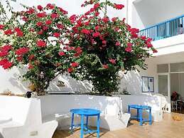 Blue Anchor Lodge & Cafe-Binh Ba Island