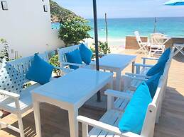 Blue Anchor Lodge & Cafe-Binh Ba Island