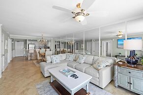 Pelican Beach Resort by Colasan