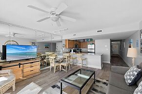 Pelican Beach Resort by Colasan