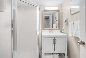 Pelican Beach Resort by Colasan