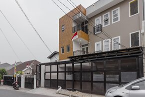 RedDoorz Plus @ Cipete Damai