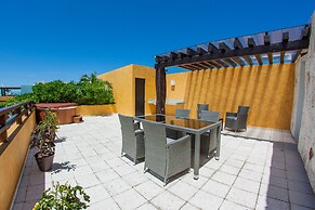Chic 2BR penthouse by Happy Address