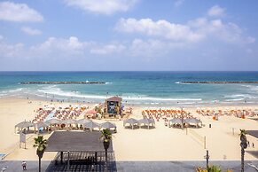 Chic 3BR Apt on the Beach by Sea N' Rent