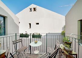 Charming Sunny Haven with Balcony by Sea N Rent