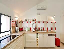 Charming Sunny Haven with Balcony by Sea N Rent