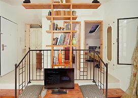 Charming Sunny Haven with Balcony by Sea N Rent