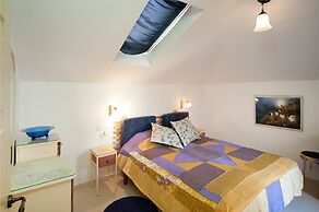 Charming Sunny Haven with Balcony by Sea N Rent