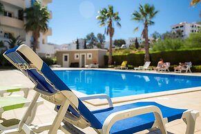 A04 - Large Modern 1 bed Apartment with pool by DreamAlgarve