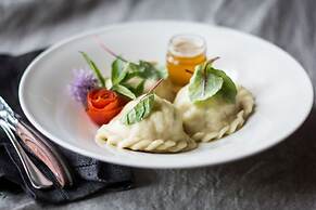 Basekamp Mountain Budget Hotel