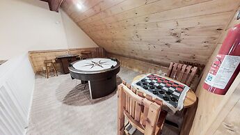 Sugar Bear Mountain Hideaway 3 Bedroom Cabin by RedAwning