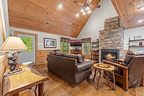 Sugar Bear Mountain Hideaway 3 Bedroom Cabin by RedAwning