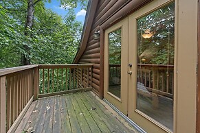 Sugar Bear Mountain Hideaway 3 Bedroom Cabin by RedAwning