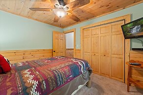 Sugar Bear Mountain Hideaway 3 Bedroom Cabin by RedAwning